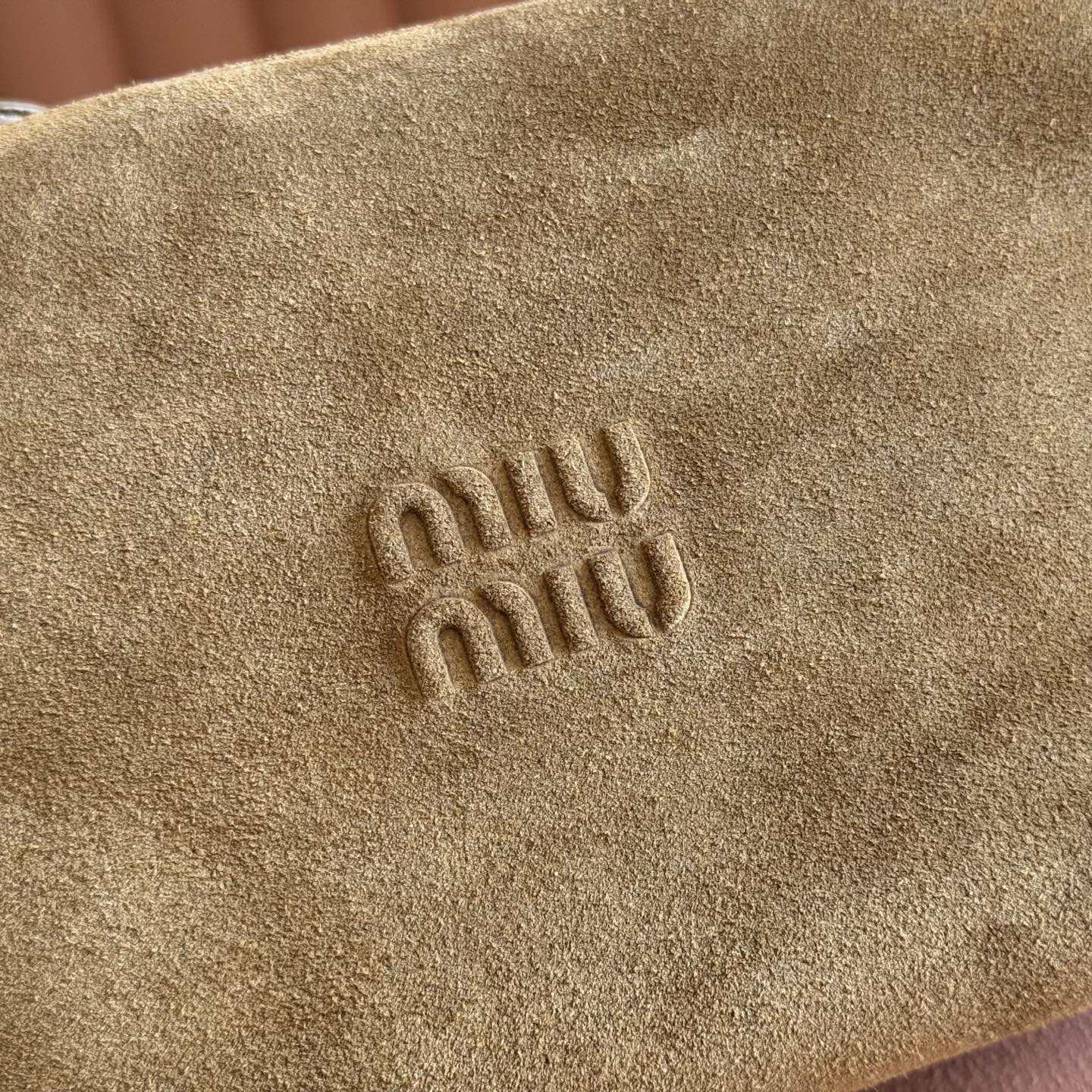 Miu 5NE841 Pouch Camel Suede 280987