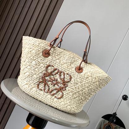 Medium anagram basket bag in iraca palm and calfskin
