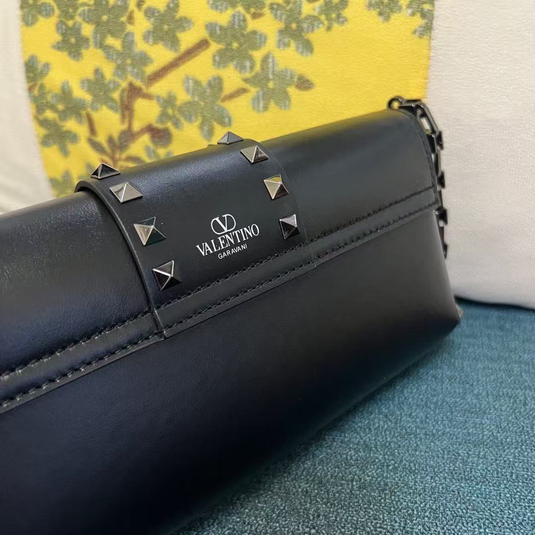 VT Garavani Rockstud Shoulder Bag 26cm Black Calfskin
