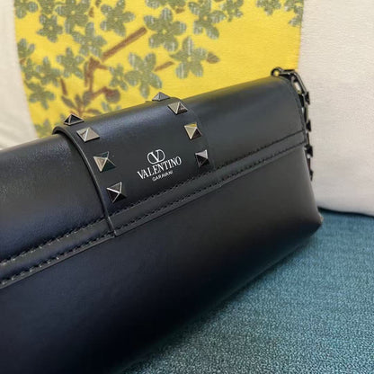 VT Garavani Rockstud Shoulder Bag 26cm Black Calfskin