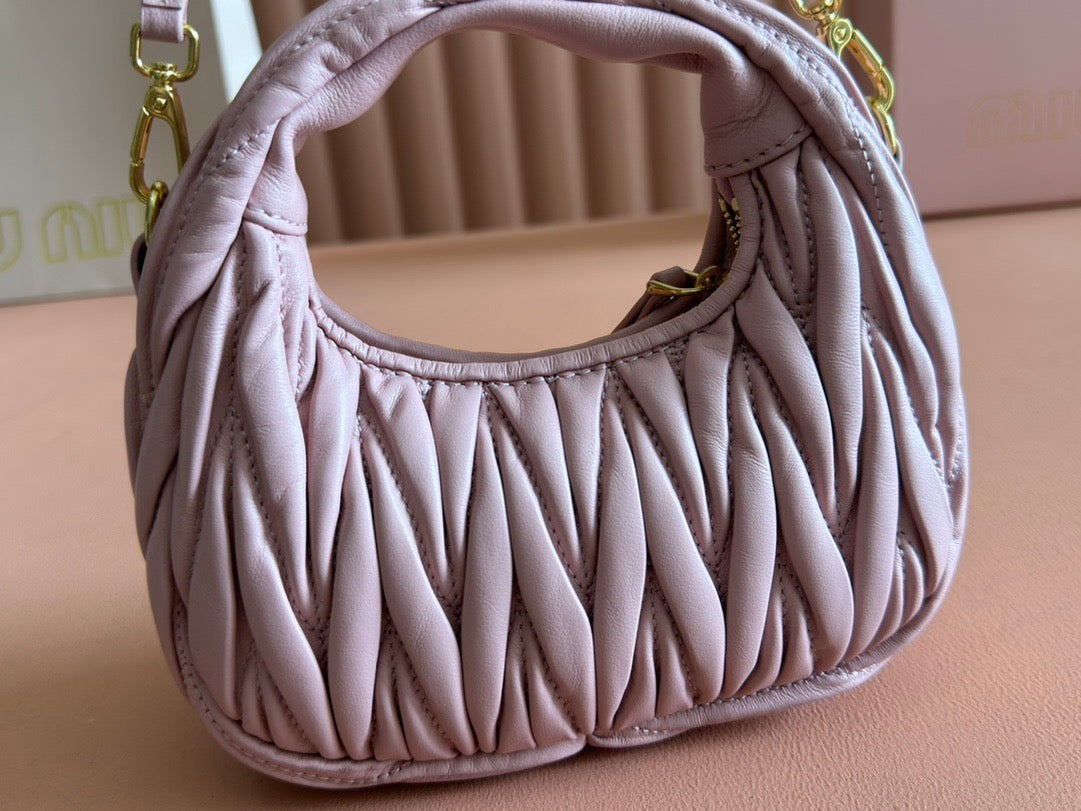 Miu Wander Matelassé Shoulder Bag 17.5cm Pink Lambskin