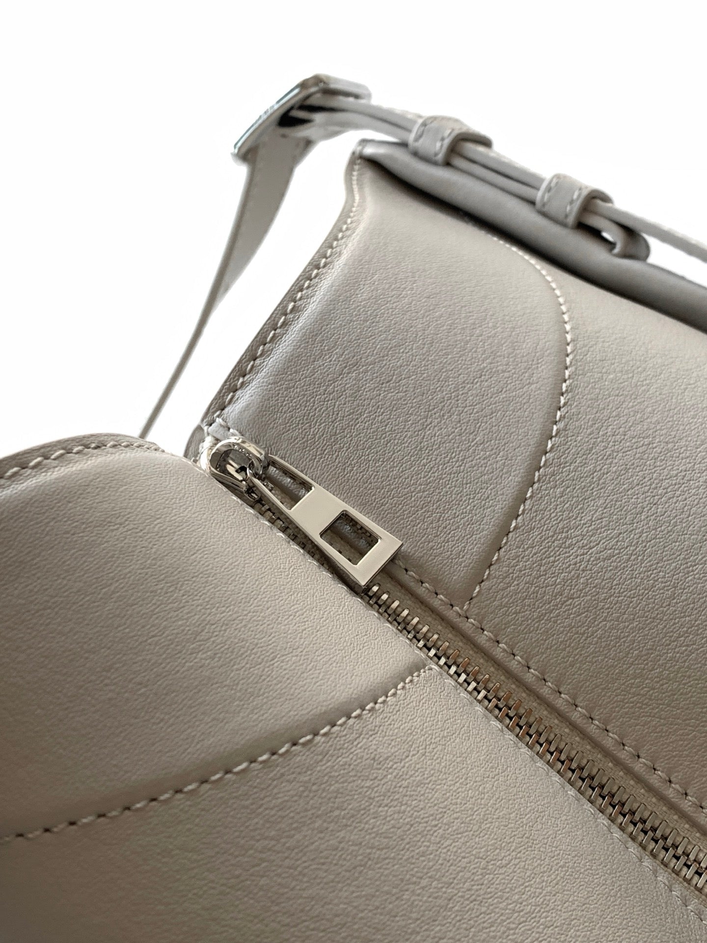 Loewe Hammock Bag 15 cm White Calfskin