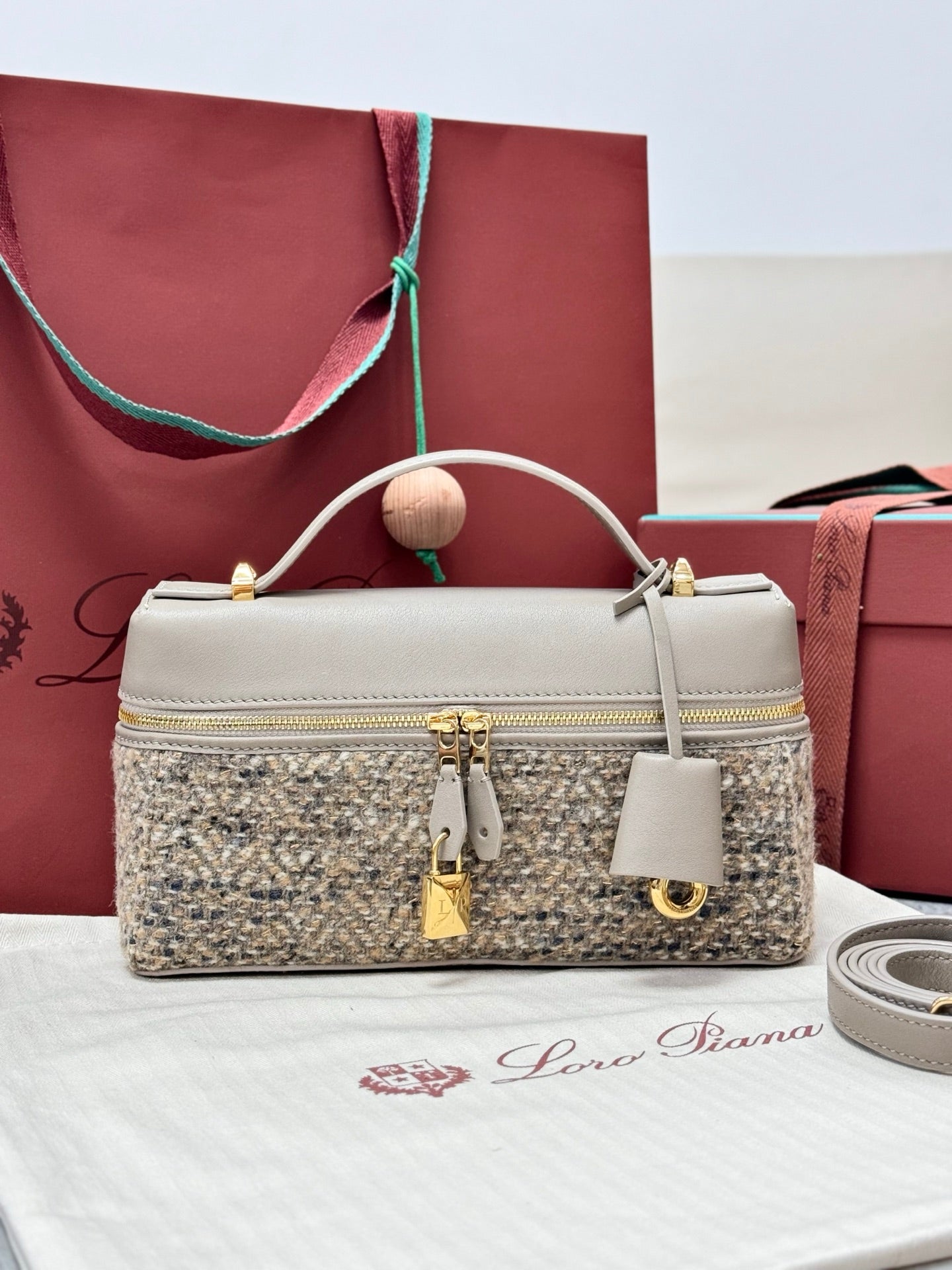 LP Extra Pouch L23 Cream Cashmere Calfskin 282250