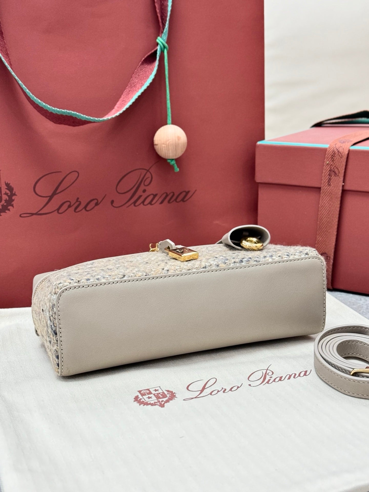 LP Extra Pouch L23 Cream Cashmere Calfskin 282250