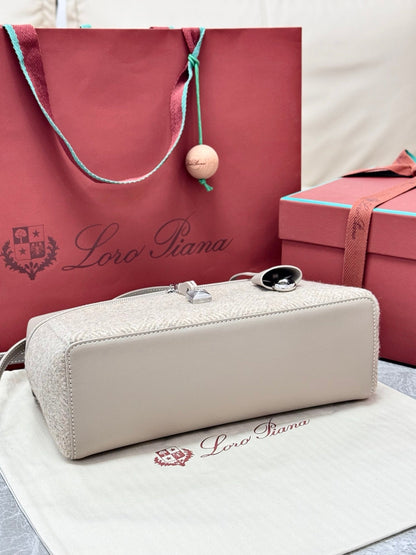 LP Extra Pouch L27 Cream Cashmere Calfskin 282244