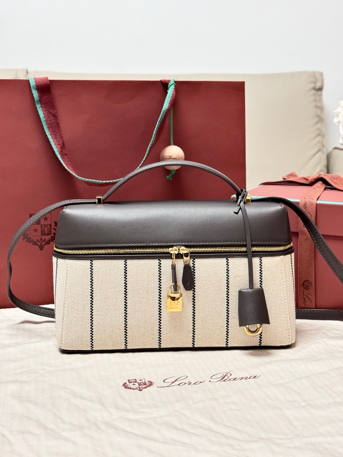 LP Extra Pouch L27 Dark Brown Calfskin Linen 282227