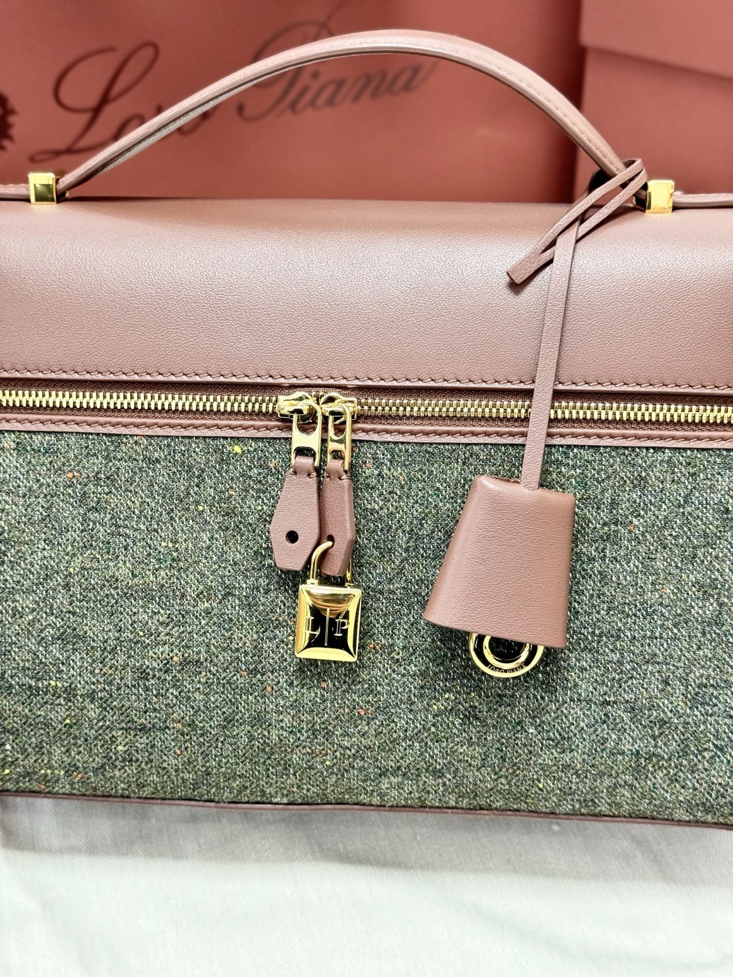 LP Extra Pouch L27 Muted Pink Cashmere Calfskin 282224