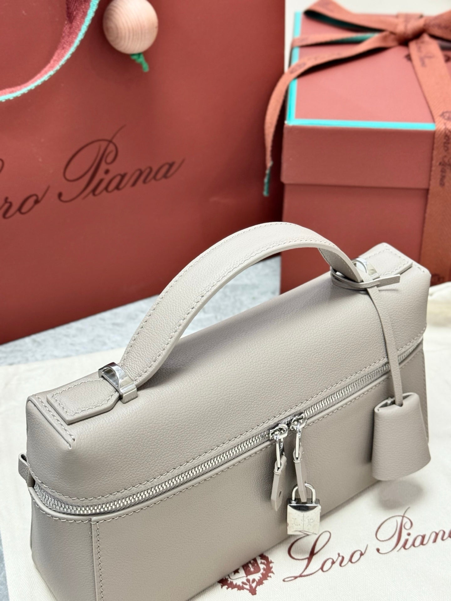LP Extra Pouch L23 Dove Calfskin 282143