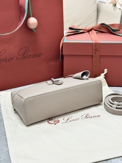 LP Extra Pouch L23 Dove Calfskin 282143