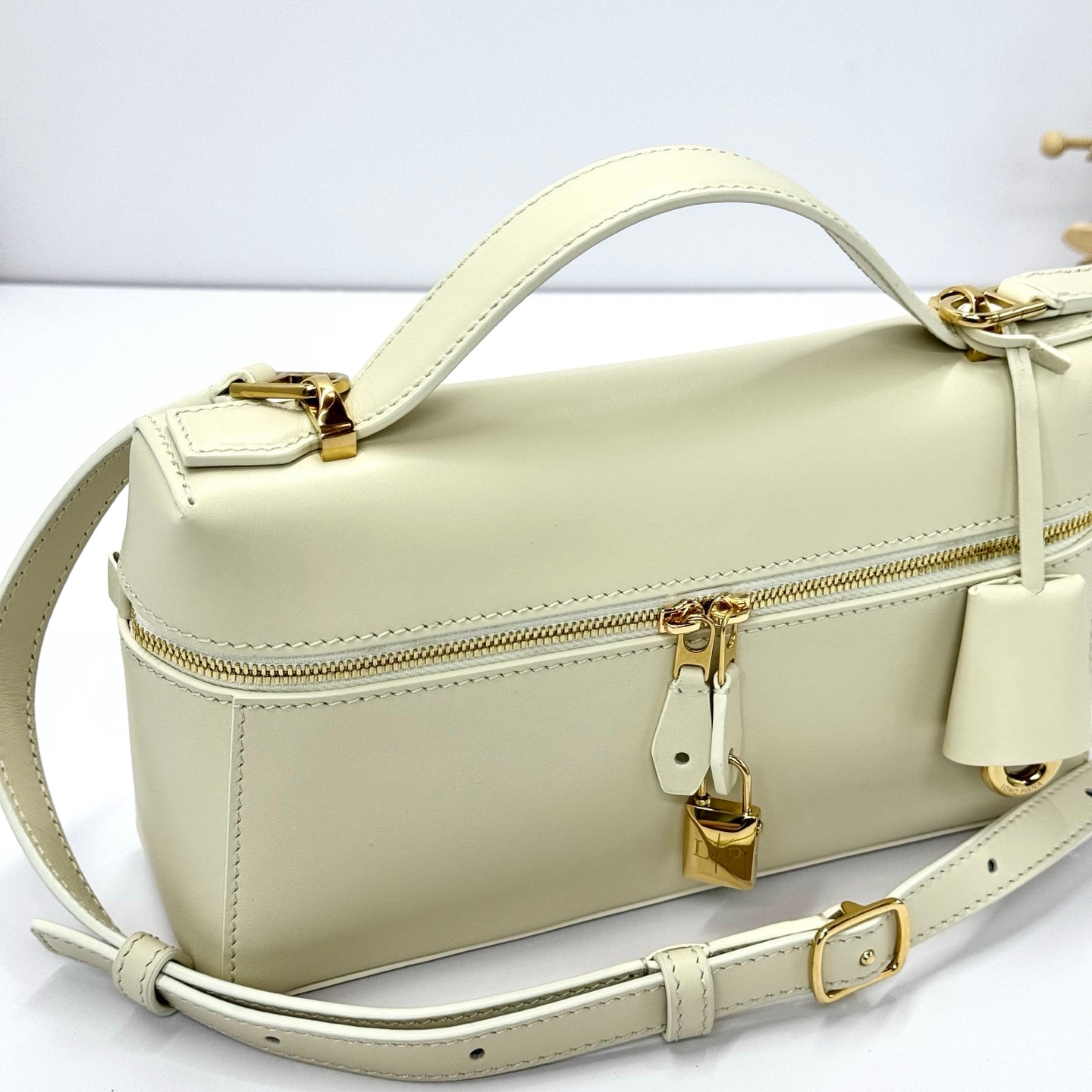 LP Extra Pouch L23 Milkshake White Smooth Calfskin 282123