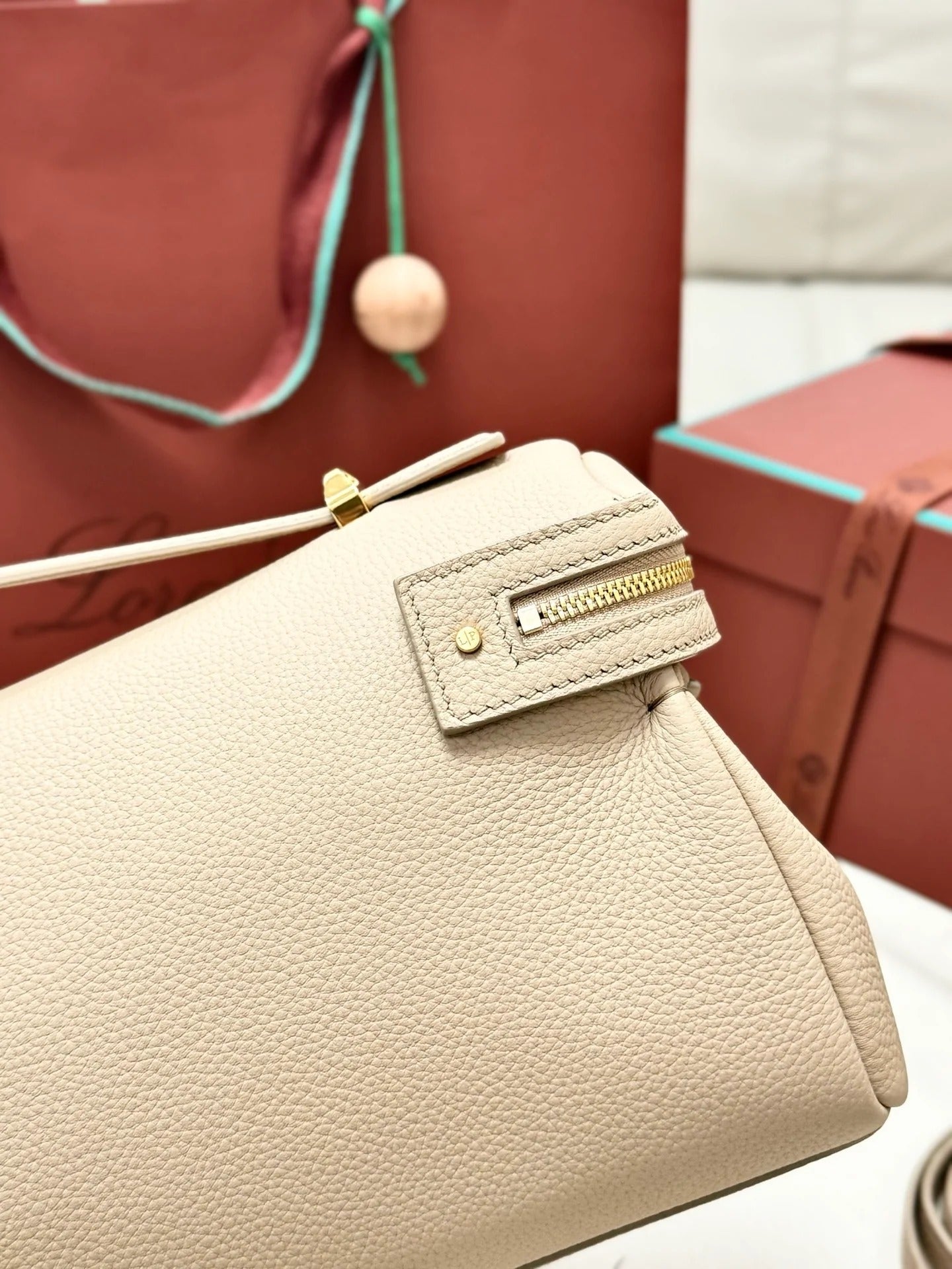 LP 2026 Extra Softy Bag L33 Beige /Sun Gold Grained Calfskin